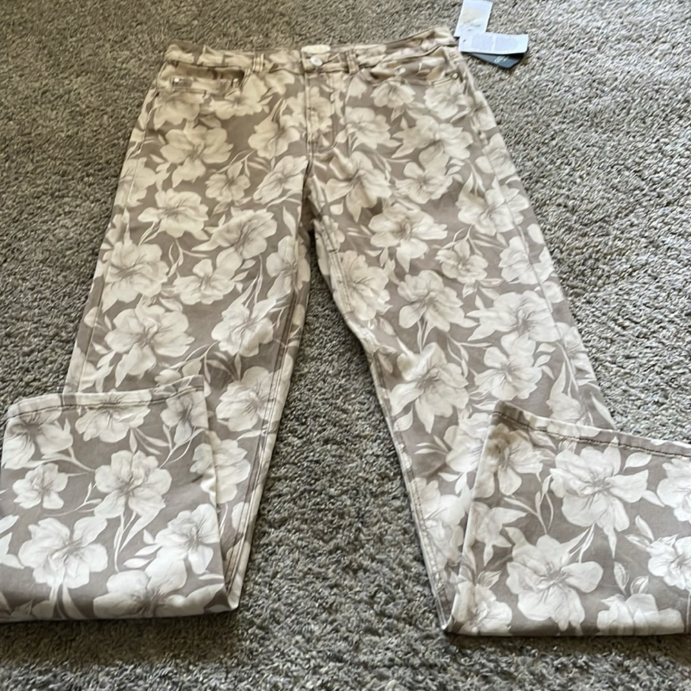 NWT Guess Floral Jeans. - Picture 6 of 8